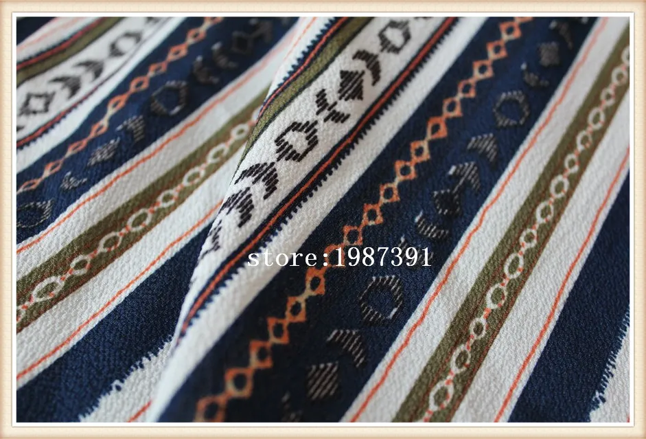 

Ширина 145 см, искусственный геометрический рисунок, синяя полоса не просвечивает костюм для юбки, ободок для платья