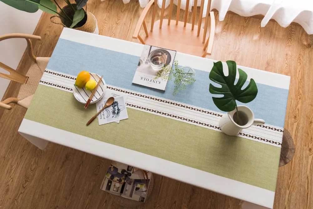 Классическая декоративная льняная скатерть в клетку с кисточкой