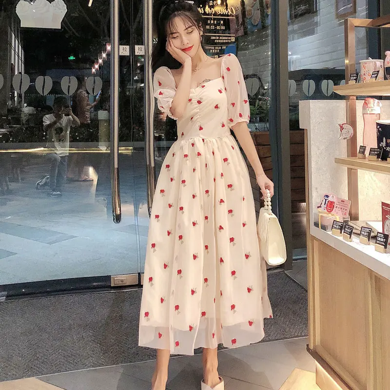 Женское фатиновое платье выше колена тонкое с пышными рукавами и розовым узором