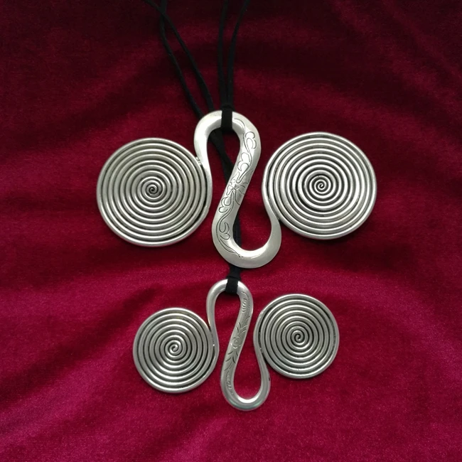 В этническом стиле древнего из Miao серебра ожерелье цепочка Мяо Одежда «пэчворк» с пряжкой на преувеличенные большие серьги вокруг провода