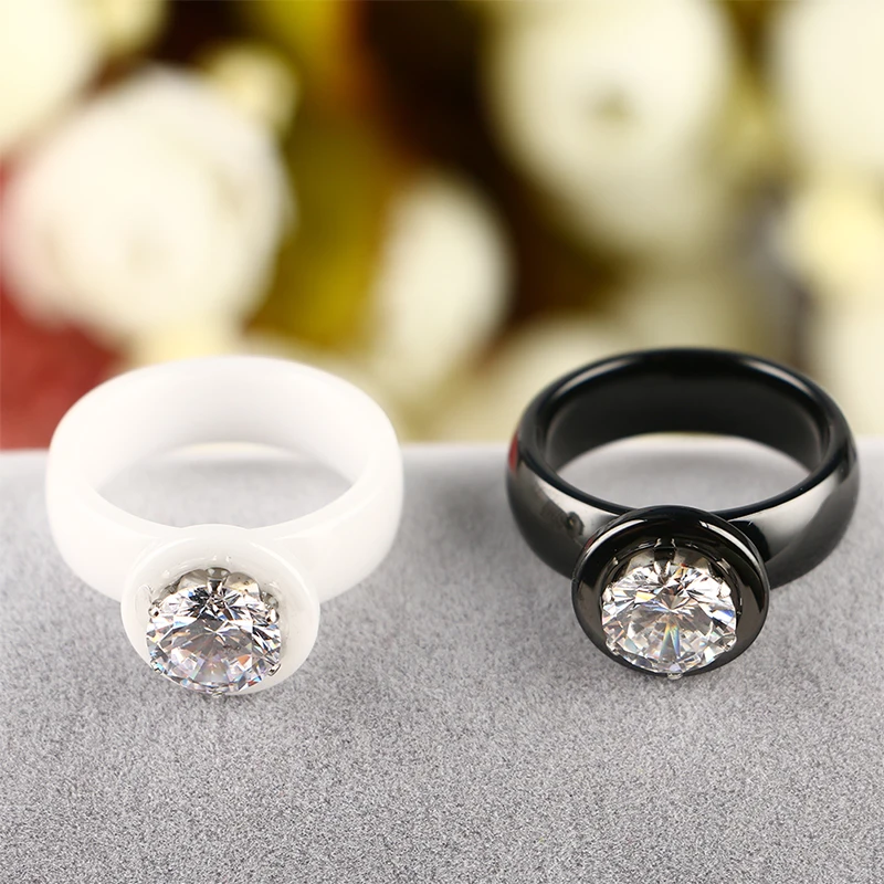 Кольца с большими кристаллами черные белые гладкие керамические кольца