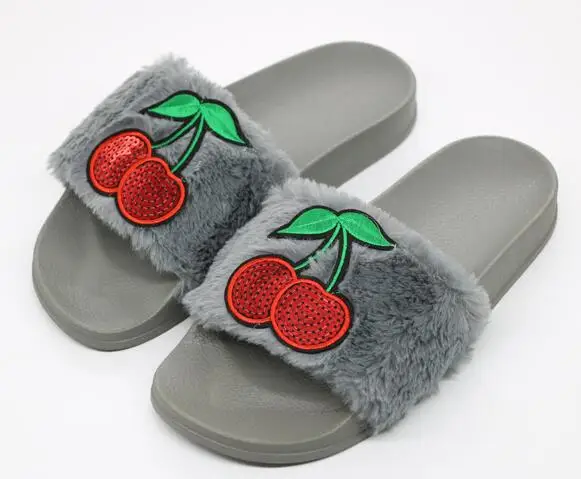Grey with Cherry COOLSA/Новое поступление; женские меховые тапочки; тапочки из искусственного меха; нескользящие плюшевые модные тапочки; пушистые домашние Шлепанцы из флока на плоской подошве - Цвет: Grey with Cherry