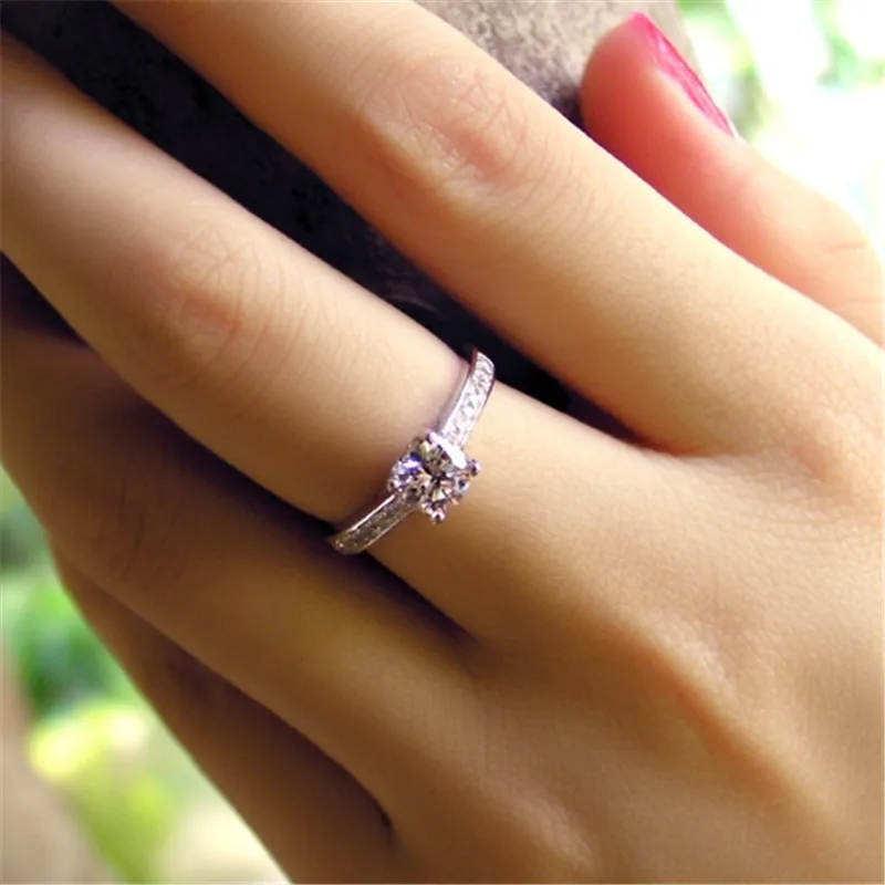 Чарльз и Colvard сертифицированных 0.5ct бриллиант Муассанит женщина Обручение кольцо Твердые Серебряное кольцо