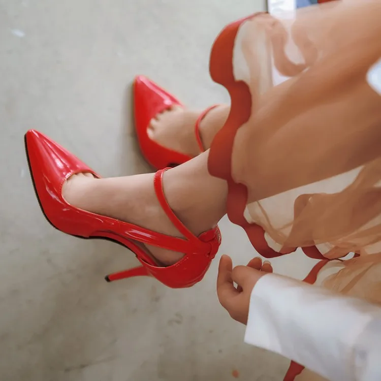 Женские туфли лодочки на высоком каблуке тонкий с острым носком и пряжкой