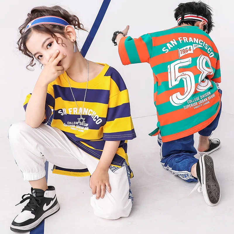 Футболка и брюки в полоску с коротким рукавом| |