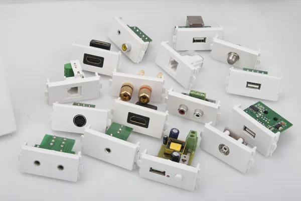 Дополнительный модуль для домашнего кинотеатра USB Wall Plate Module (F-F) для стеновой панели 223 типа A с женским разъемом.