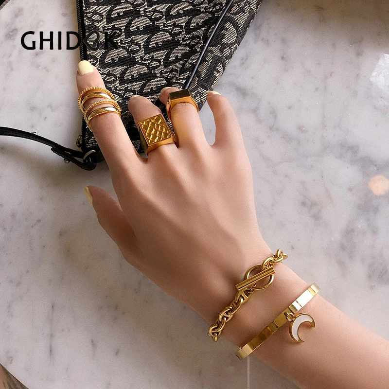 Кольцо GHIDBK с широкой текстурой золотого цвета имитирующее не сужающееся книзу