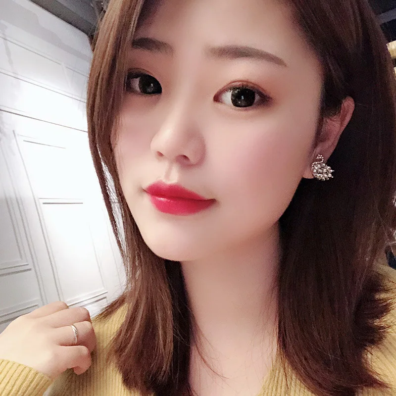 Женские серьги гвоздики из серебра 925 пробы с объемным черным лебедем и цирконием