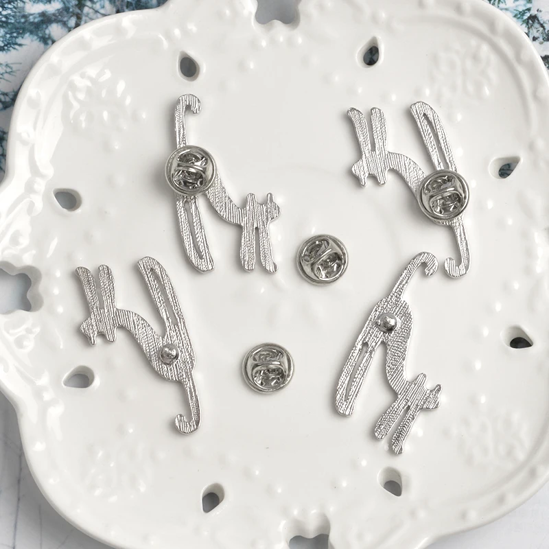 Эмалированные булавки с растягивающимся котенком черные белые красные синие