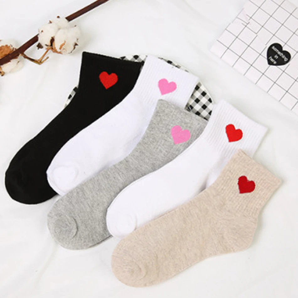 Летние носки для женщин милый стиль хлопок черный и белый серый сердце удобные