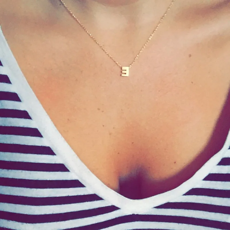 Маленькое ожерелье с золотыми инициалами буквами и подвеска именем для женщин