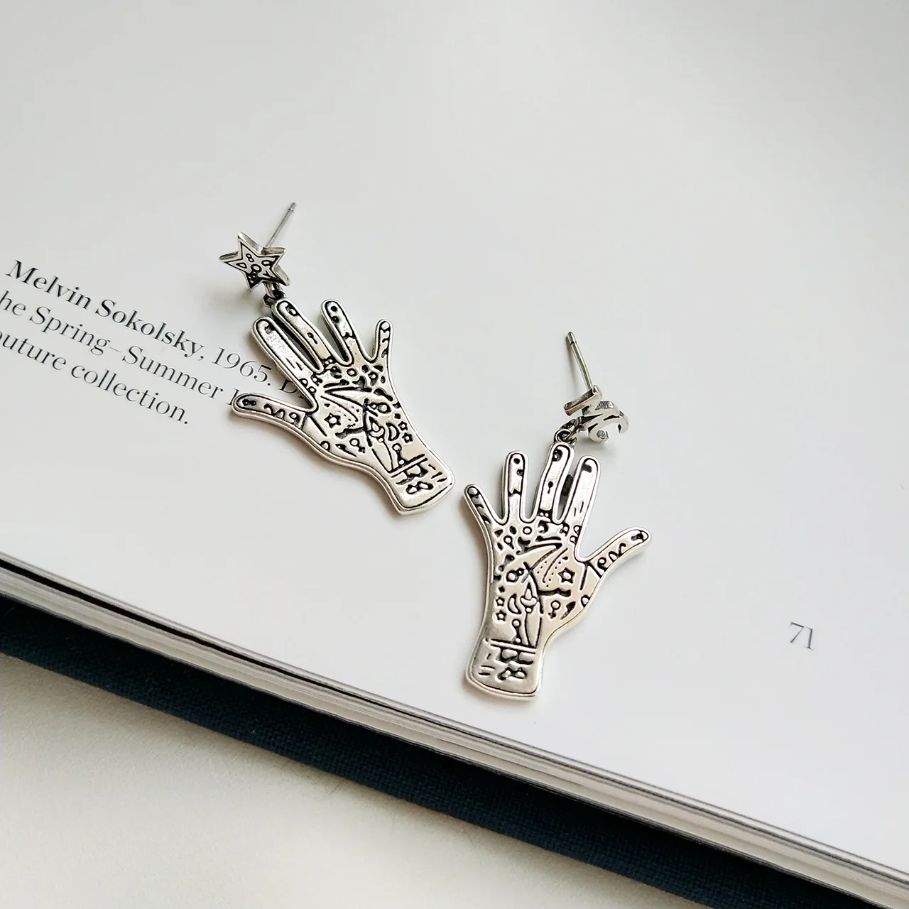 Серебряные украшения в стиле винтаж с дизайном, имитирующим старинные аксессуары. Реальные серьги в партии.