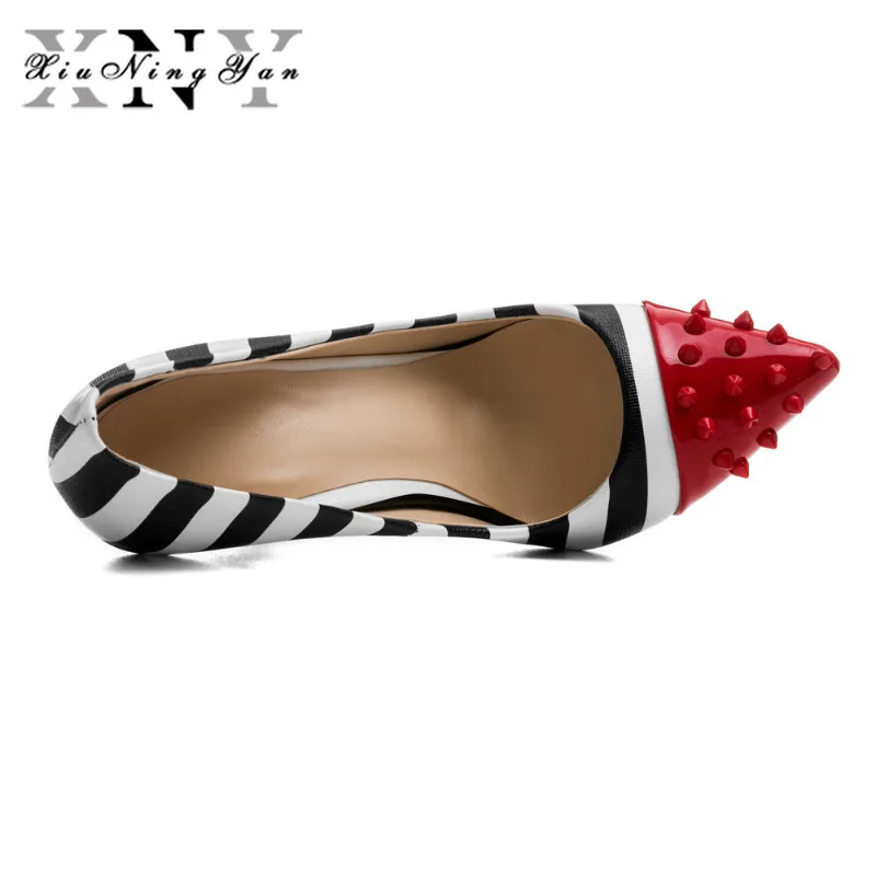 Женская обувь Элегантные свадебные туфли с острым носком и заклепками Женские