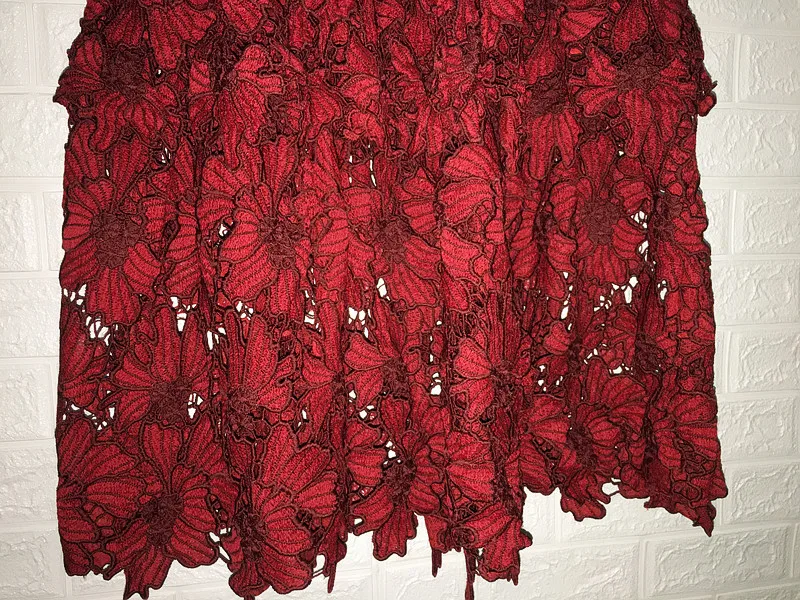 Женское платье винно красного цвета с расклешенными рукавами кружевное вечернее