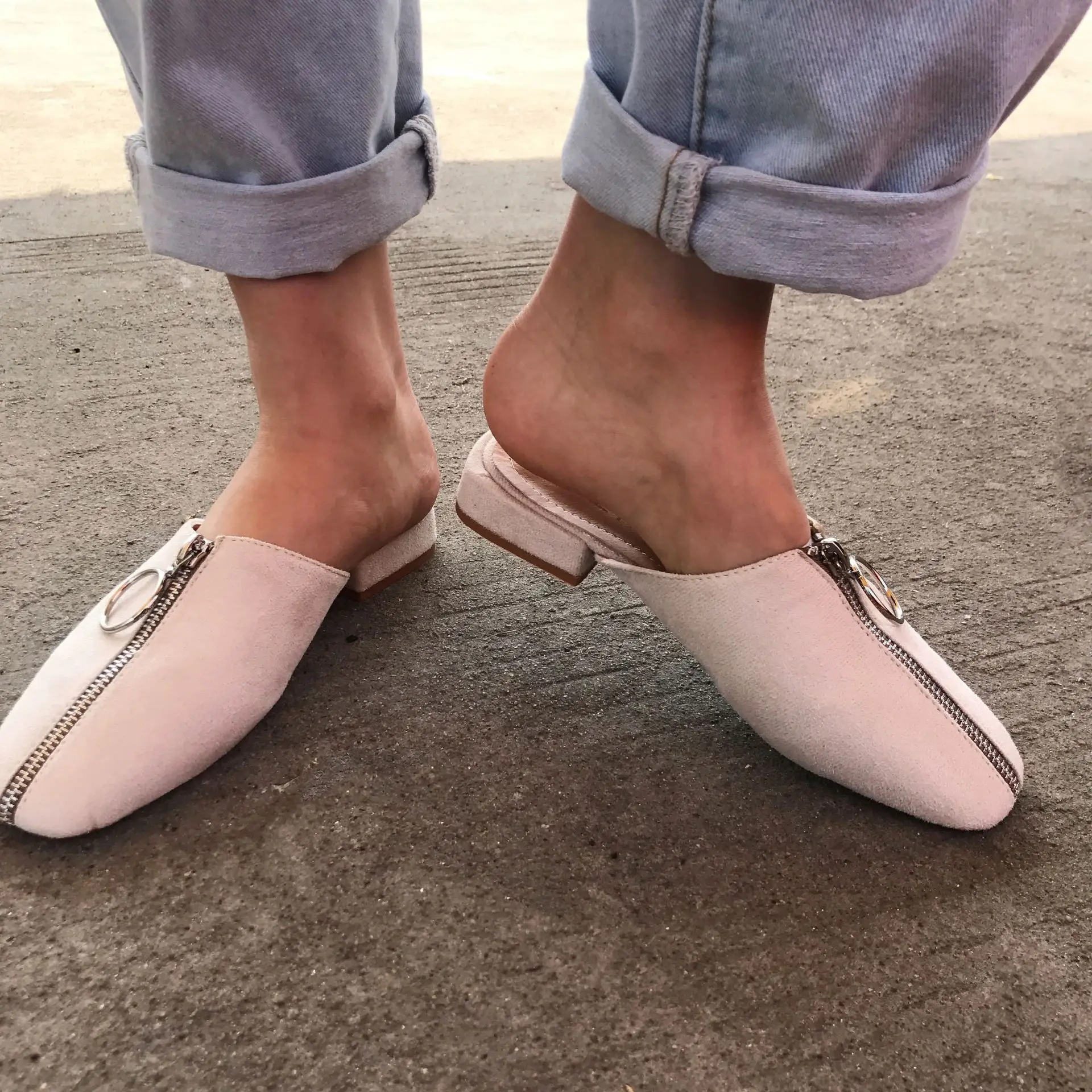 На Низком квадратном каблуке и платформе для ношения на улице модные женские