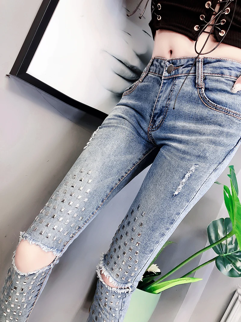Длинные узкие брюки джинсы с высокой талией женские рваные потертые на молнии