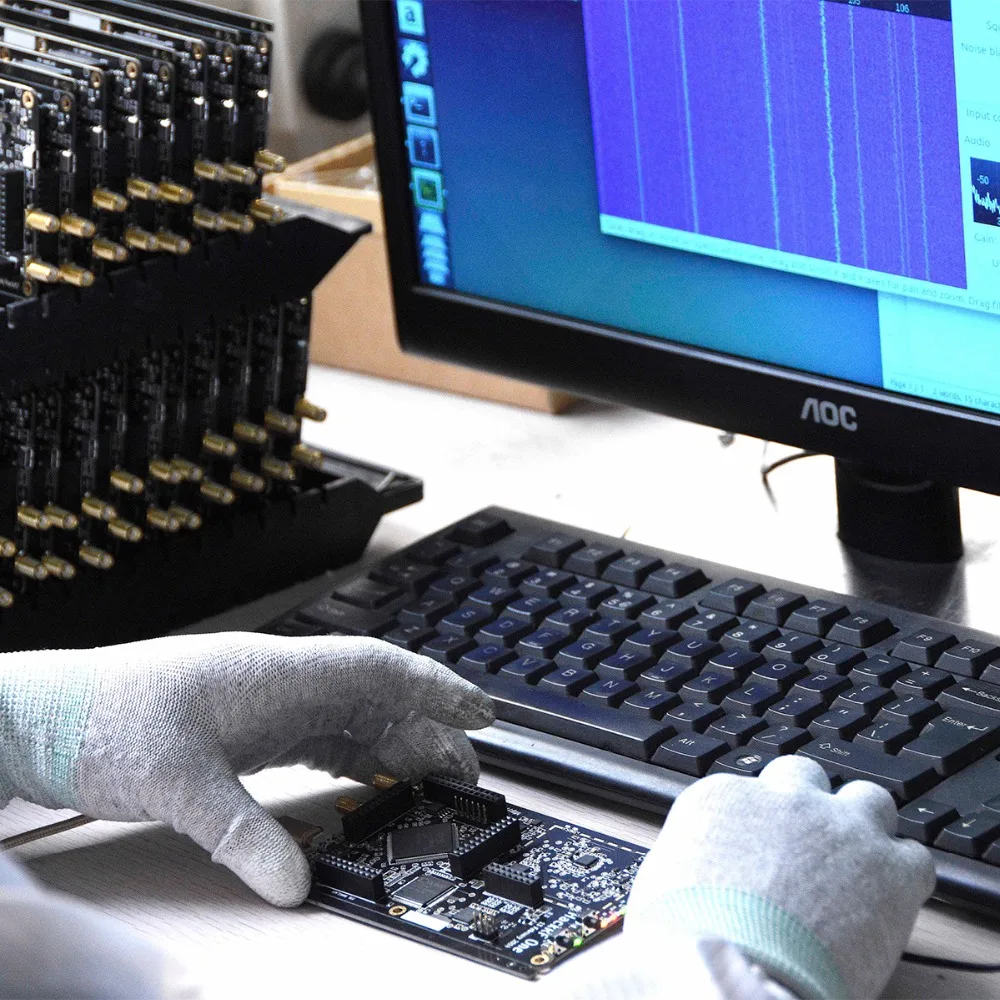 HACKRF ONE Софтверно-определяемое радио (SDR) разработка платы 1 МГц-6 ГГц с SMA антенной + черный универсальный и акриловый корпус.