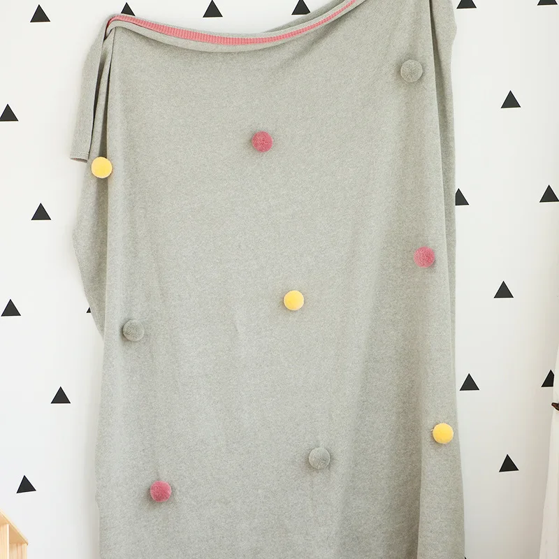 Мягкое трикотажное покрывало в скандинавском стиле с помпонами 130*160 см