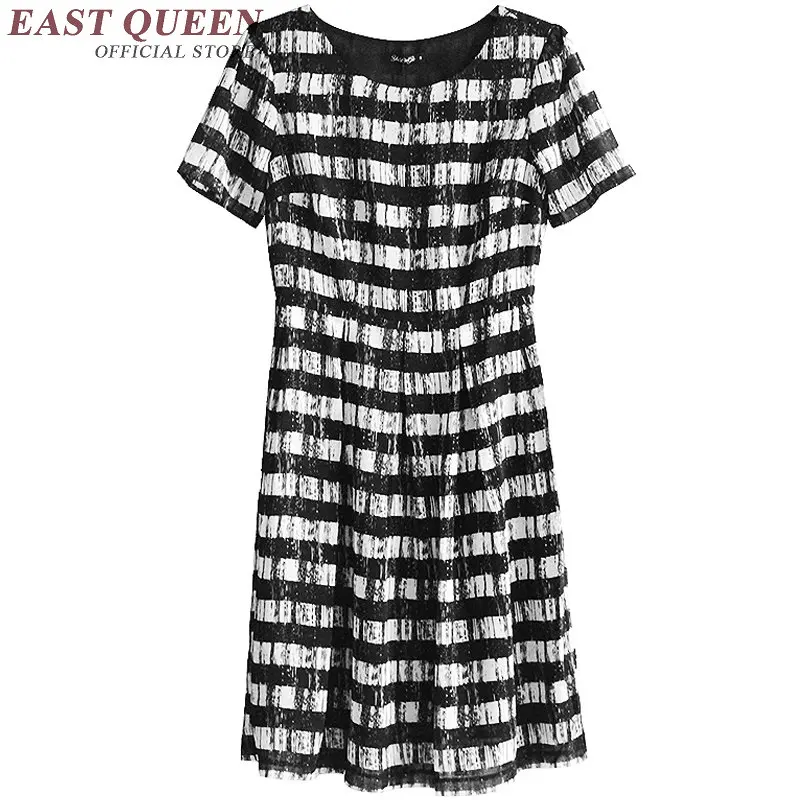 Женское платье в черно-белую полоску свободное драпированное с круглым вырезом