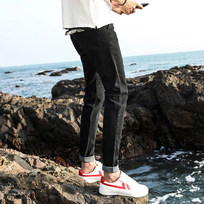 2018 Новые мужские джинсы молодежи личности тренд сплошной цвет button slim fit