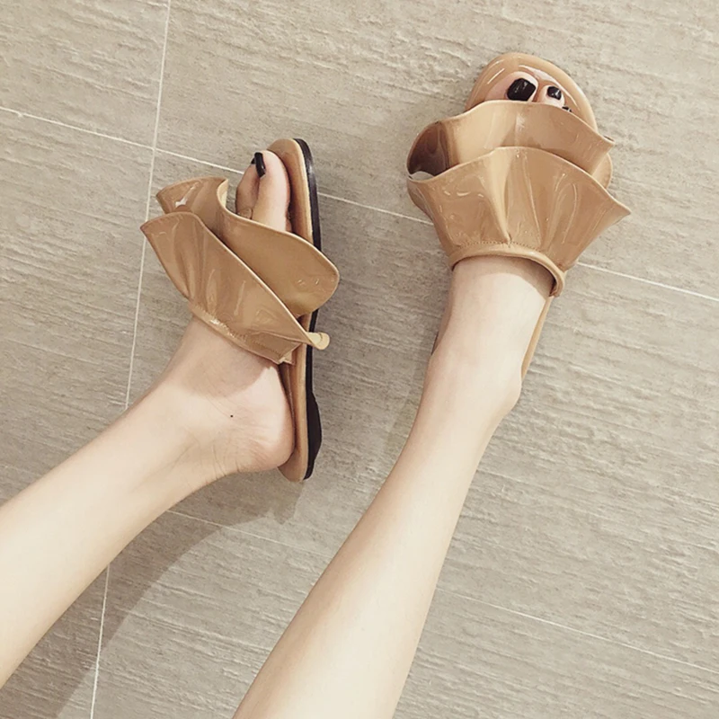 Летние вьетнамки из лакированной кожи с оборками женские трендовые