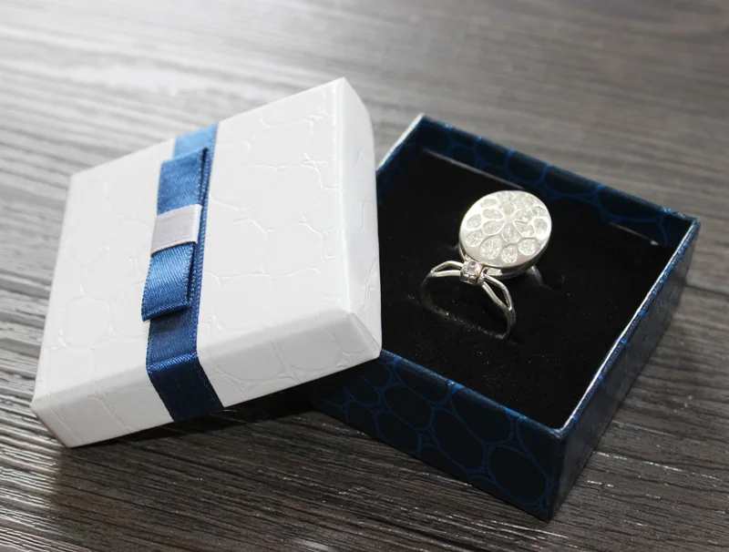 Синим камнем, коробокой shipping100pcs/лот 6,3*6,3*2,3 см 800 г бумажная упаковочная коробка для кольца витрина для сережек квадратный Ювелирная упаковка