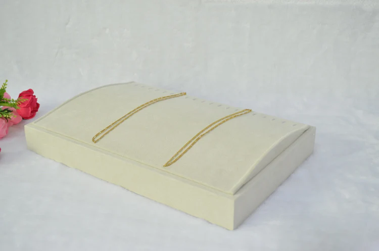 Витрина для ювелирных изделий бежевое ожерелье Villi поднос коробка стенты