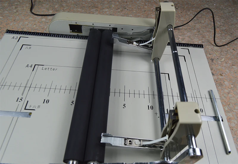 Автоматическая машина для изготовления буклетов бумажных папок и степлеров