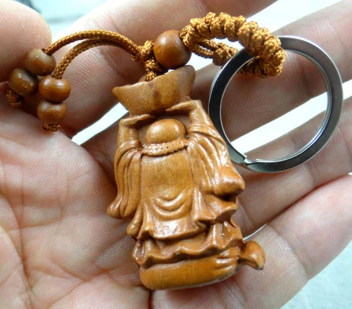 Брелок для ключей из натурального красного дерева с объемной гравировкой брелок