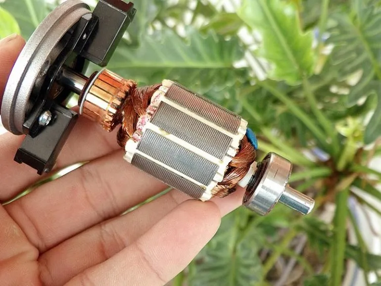 Двойной шариковый подшипник компенсированная Угольная щетка DC120V двигатель ветровой турбины