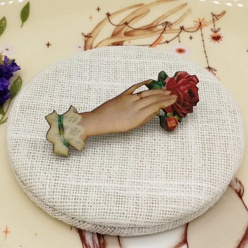 Женская винтажная брошка с розами Деревянный Серый ручной работы|badge pin|pin handpin pin |