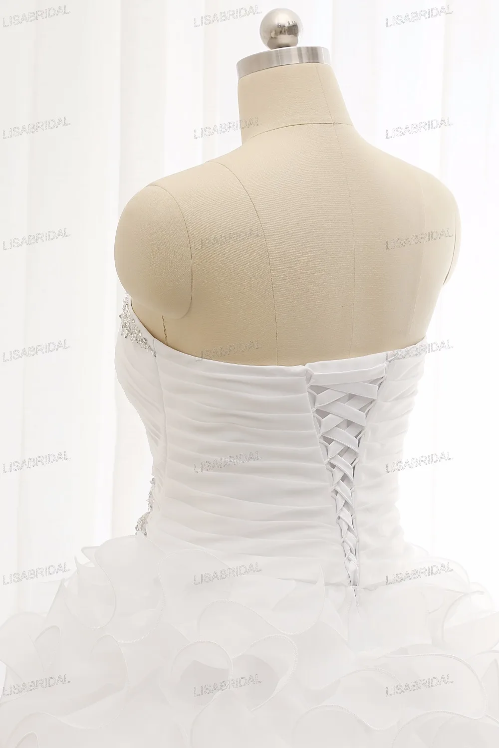 Длинное свадебное платье со шлейфом без рукавов из органзы | Свадьбы и торжества