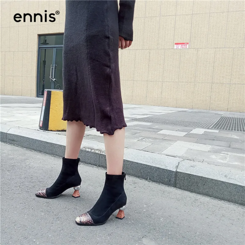ENNIS/; необычные женские ботинки на высоком каблуке; ботильоны из натуральной кожи; обувь из флока с круглым носком и змеиным узором; модная обувь; ботинки; A9112
