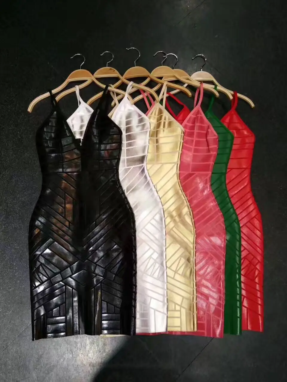 Женское кожаное платье до колен с глубоким V-образным вырезом | Женская одежда