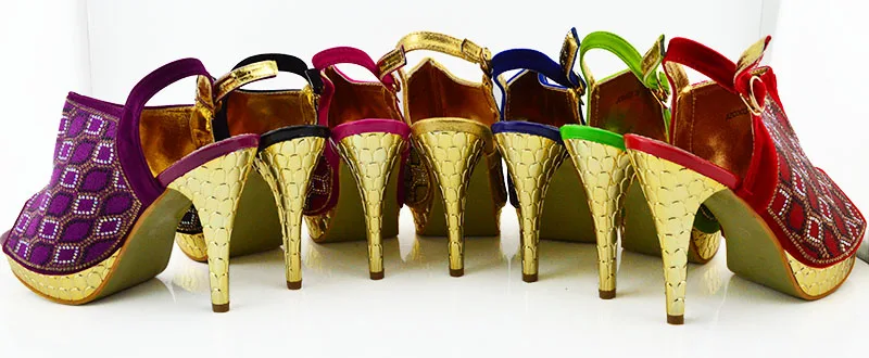 Новейший комплект из итальянских туфель и сумочки новейшего дизайна цвета хаки