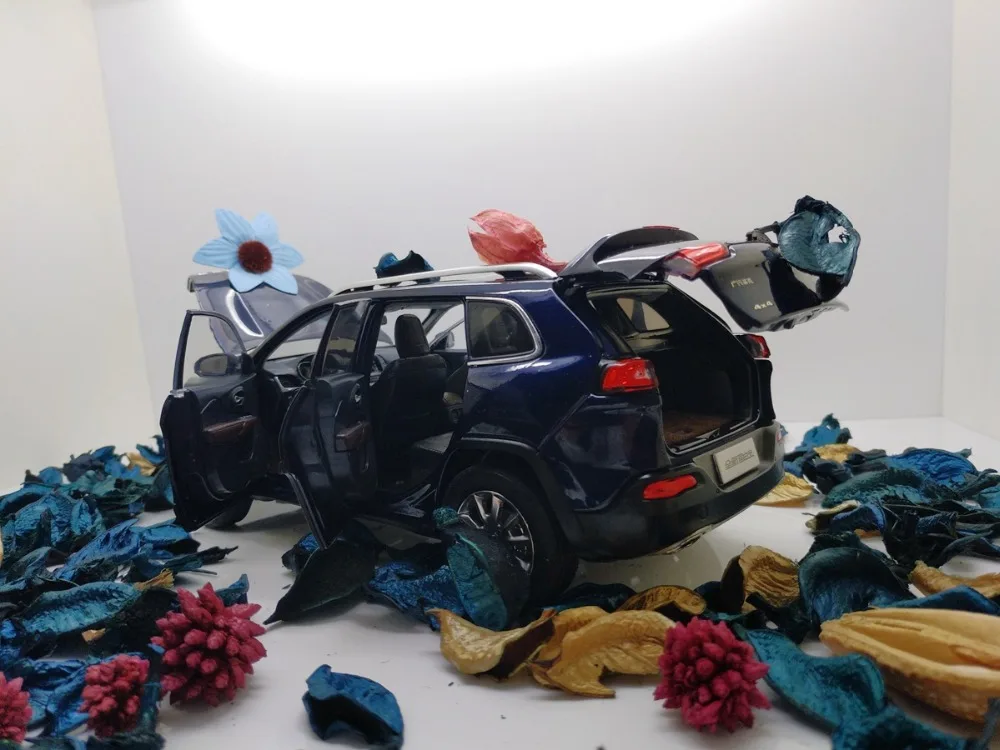 Модель литая автомобиля для всех новых Cherokee 1:18 (синий) + небольшой