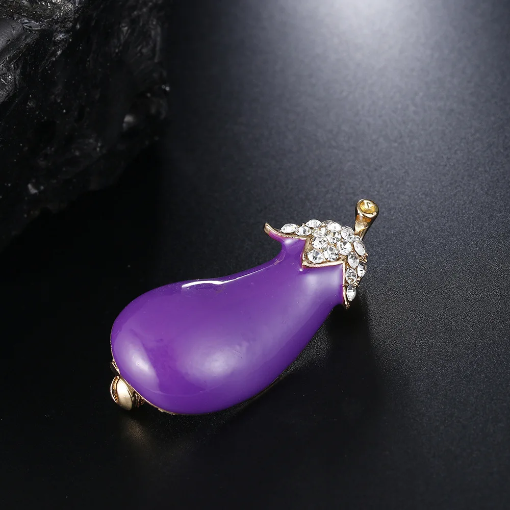 Фиолетовая брошь из баклажаны с растениями эмалированная золотистого цвета для