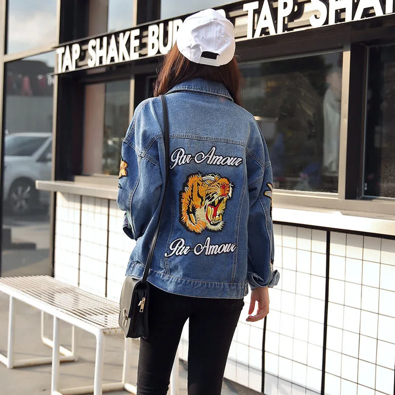 Женская джинсовая куртка с вышивкой тигра однобортная Базовая отложным