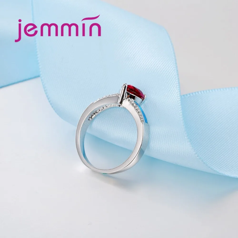 Женское кольцо из серебра 925 пробы с треугольным красным кристаллом и голубым