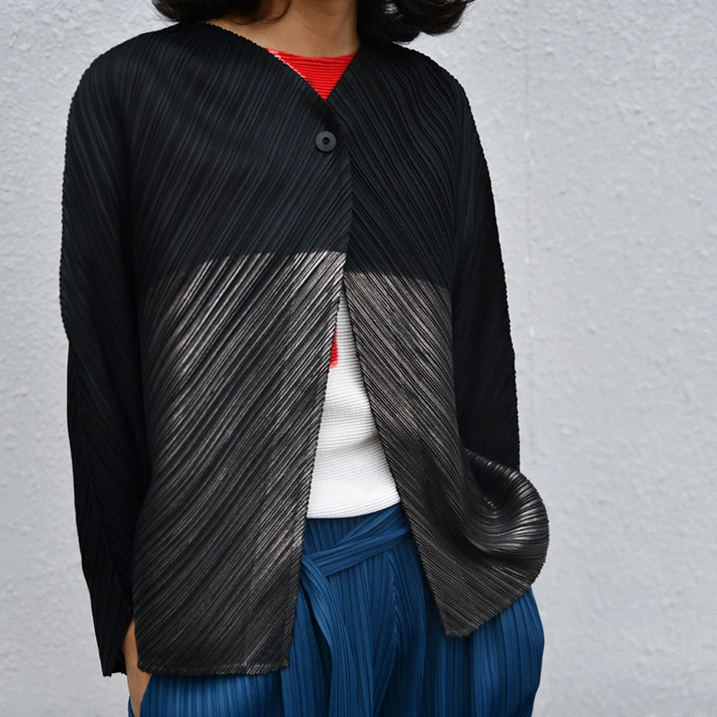 Женская куртка Changpleat черная Свободная с треугольным вырезом большие размеры