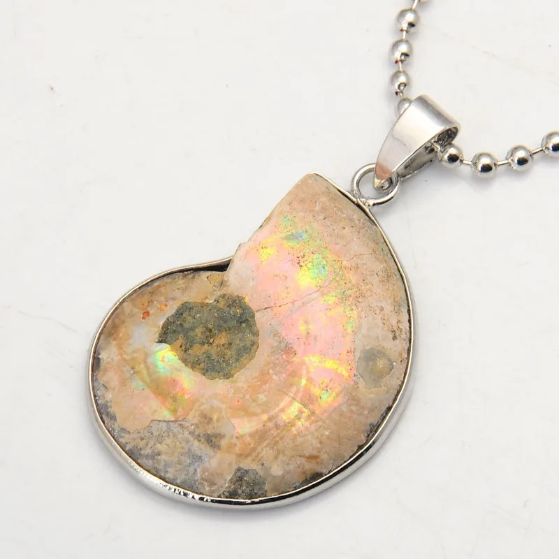 Украшение из недрагоценных камней Мадагаскара - ожерелье с подвеской в виде шрифтана.