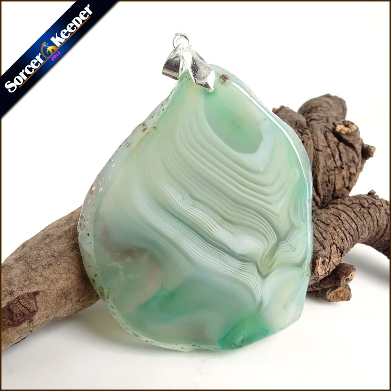 Женское ожерелье с подвеской из драгоценных камней