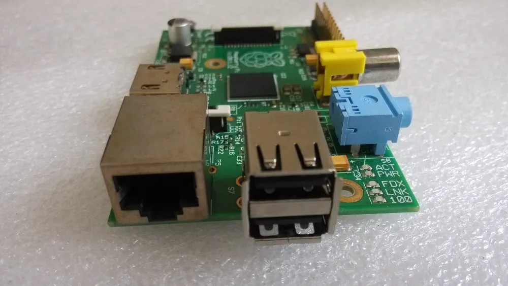 Используется Raspberry Pi Модель B 512 МБ ОЗУ, 700 МГц, Модель B Raspberry Pi, BCM2835, сделано в Великобритании, Rev 2,0 512 МБ ОЗУ