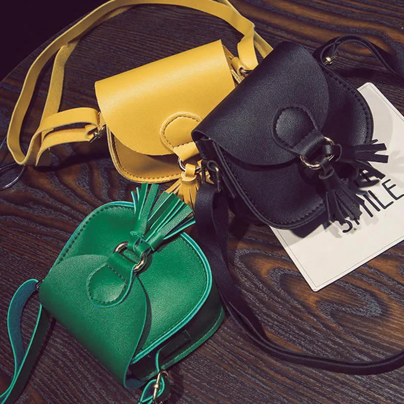 Модная мини женская сумка на плечо кожаная однотонная цветная с кисточками