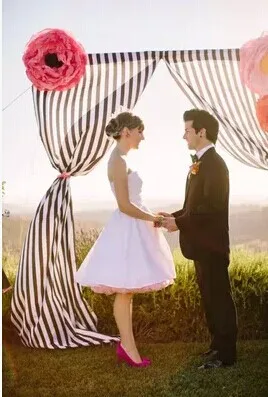 Плотные черно белые вертикальные полосатые занавески в современном стиле для