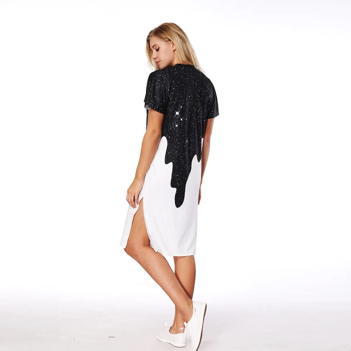 Женское платье с объемным принтом звезд и молочного цвета свободное