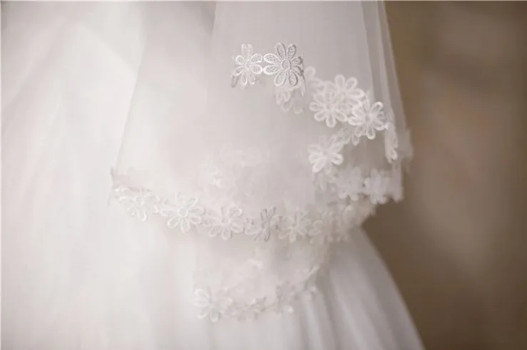 Фата свадебная Однослойная короткая с кружевной отделкой элегантный аксессуар
