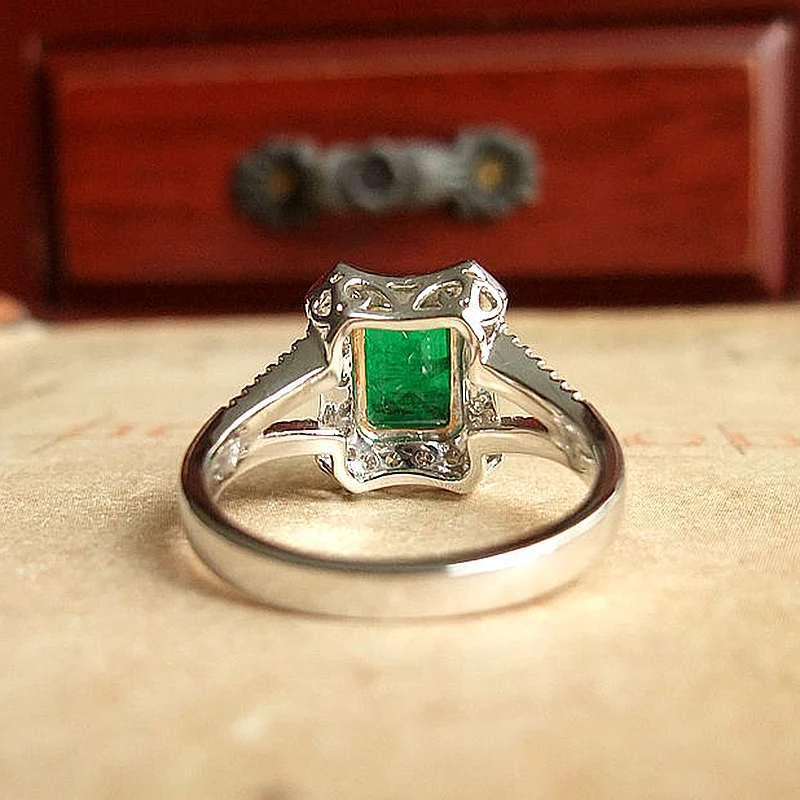 Женское кольцо с муассанитом и зеленым изумрудом 18 к | Украшения аксессуары