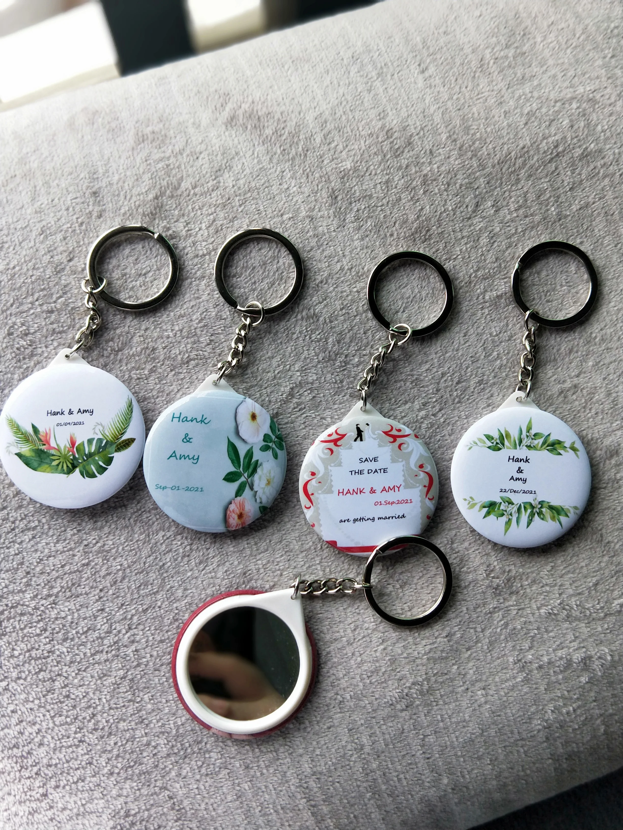 

30pcs Personalized wedding name date Keychain with Mirror Wedding Favors And Gifts Wedding Gifts For Guests Wedding Souvenirs