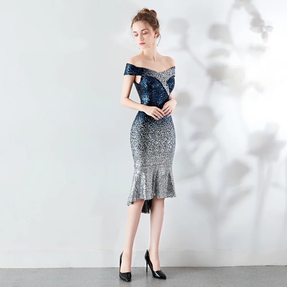 Женское вечернее платье без бретелек синее облегающее с блестками и открытыми